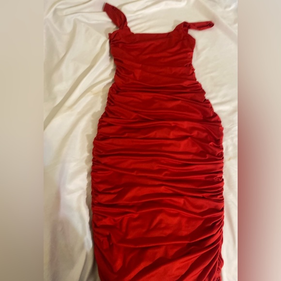 Red dress - Picture 2 of 2